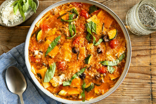 One-Pot-Lasagnesuppe mit Zucchini, Linsen und Oliven