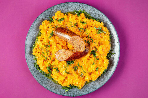 Bio-Rindswurst auf Chili-Kartoffelstampf verfeinert mit Sauerkraut