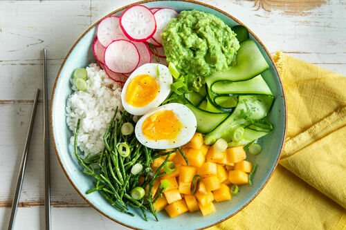 Bunte Reis-Bowl mit Kaki und Ei mit Queller und Guacamole