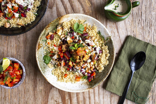 Quinoa-Bowl mit Räuchertofu dazu Tomatensalsa und Tahinidressing