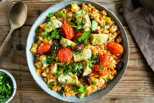 Bulgur-Pilaw mit gerösteten Artischocken mit Sonnenblumenkernen und Oliven