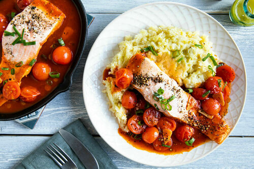 Pochierter Lachs in feiner Tomatensauce mit Sellerie-Pastinaken-Püree