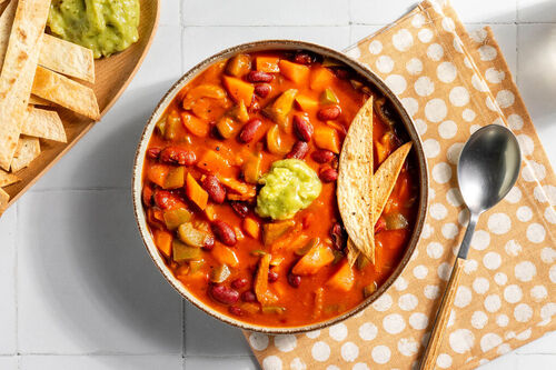 Mildes Gemüsechili mit Guacamole dazu knusprig gebackene Tortillasticks
