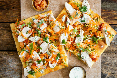 Knusprige Tartines mit Hähnchen und pikanter Ananas, dazu Koriandermayo