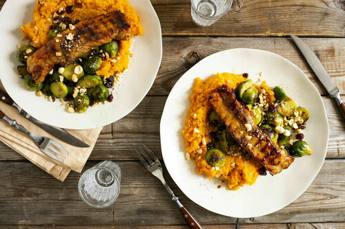 Würziger Schweinebauch mit Rosenkohl auf Süßkartoffelpüree mit Nüssen