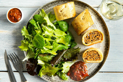 Hackfleisch-Flammkuchenrolle mit Tomaten-Zwiebel-Sauce und Salat