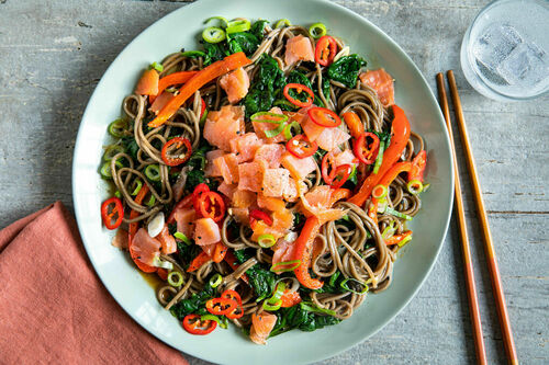 Geräucherter Lachs auf Sobanudeln mit Hoisindressing und süß-saurem Gemüse