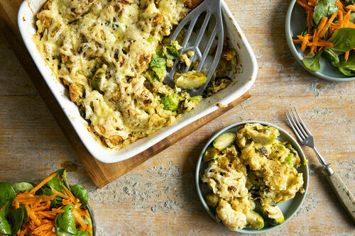 Herzhafter Brotpudding mit Rosenkohl dazu frischer Karotten-Feldsalat