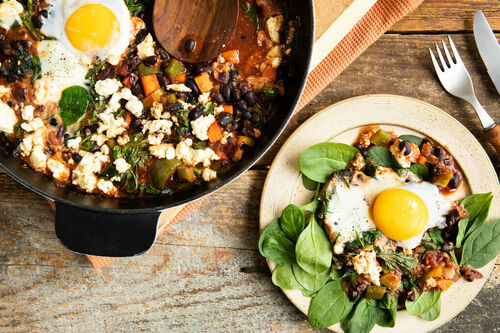Low Carb Shakshuka mit Feta und Ei mit schwarzen Bohnen und Paprika