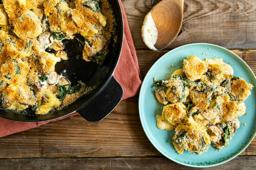 Überbackene Pesto-Tortellini mit Champignons und Spinat