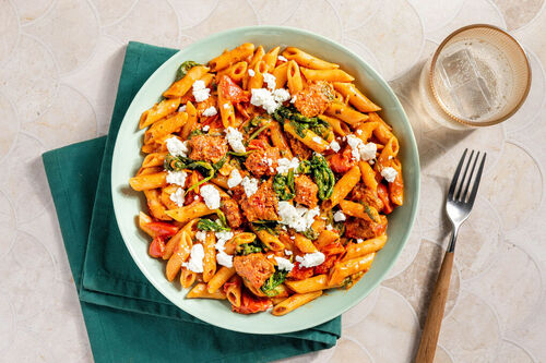 One-Pot-Pasta mit Veggie-Chorizo & Feta in würziger Tomaten-Spinat-Sauce