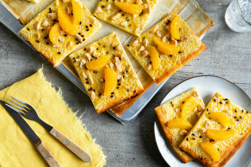 Weiße Schokoladen-Passionsfrucht-Tarte mit Blutorange und Mandeln