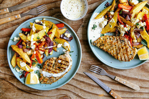 Griechisches Hähnchen mit Feta und gebackenem Gemüse mit Mayodip
