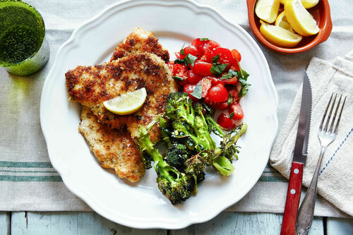 Hähnchenschnitzel alla milanese mit Brokkoli und Tomaten-Basilikum-Salat