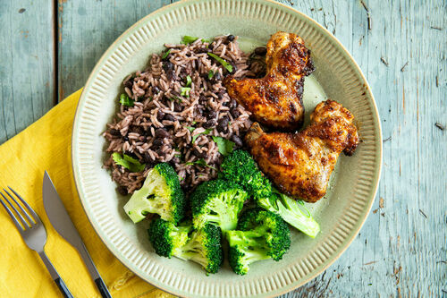 Hähnchenflügel jamaikanische Art mit Brokkoli und Bohnen-Kokos-Reis