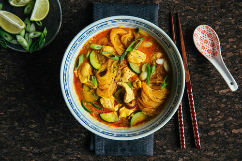 Glasnudelsuppe mit Zucchini und Huhn mit Kokosmilch und gelber Currypaste