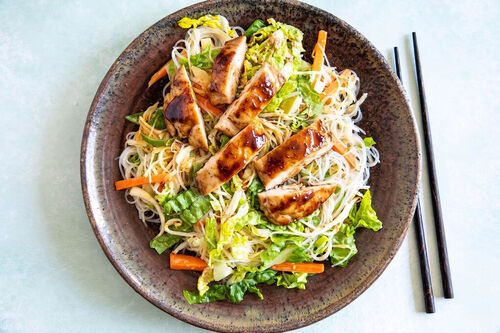 Zartes Hähnchen auf Vermicelli mit buntem Gemüse und Zitronengrassauce