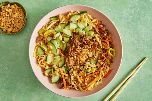 Pikante Udon-Nudeln mit veganem Hack und Asia-Gemüse in Ingwer-Würzsauce