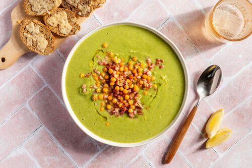 Brokkolisuppe mit Kichererbsen und Speck dazu knusprige Crostini mit Käse