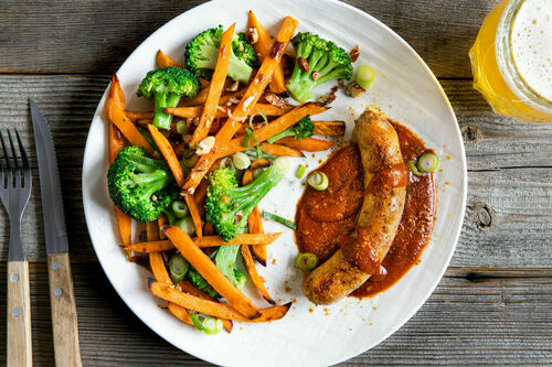 Rindswurst mit Tomaten-Curry-Sauce dazu Süßkartoffeln und Brokkoli mit Mandeln