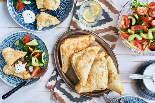 Orientalische Hackfleischtaschen mit Tomaten-Gurken-Salat und Joghurt