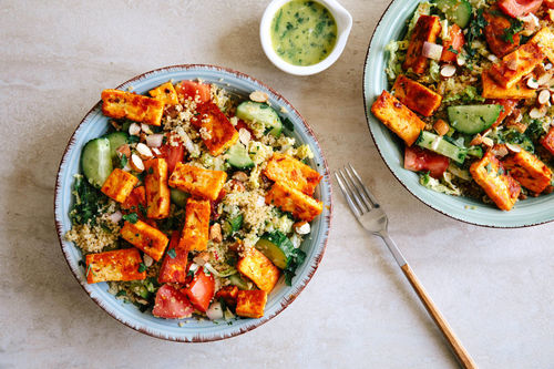 Grillkäse pikant gewürzt auf Couscous-Gemüse-Salat