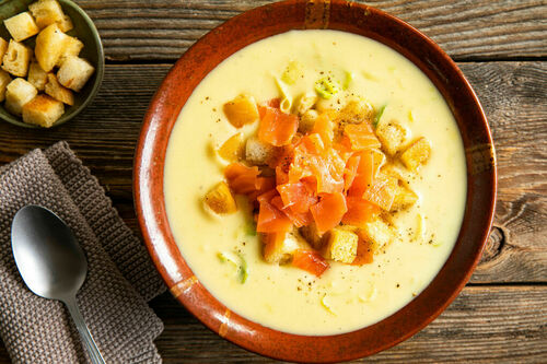 Kartoffel-Lauch-Suppe mit Räucherlachs und knusprigen Knoblauchcroûtons