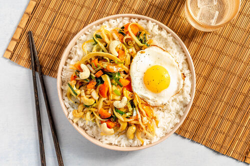 Fixe Asia-Pfanne mit Cashews und Ei dazu duftiger Jasminreis