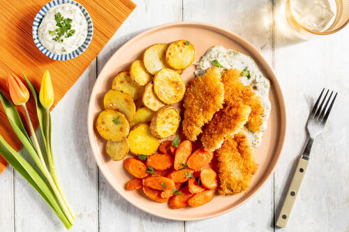 Fischstäbchen aus saftigem Seehechtfilet mit Röstgemüse und cremigem Kapern-Dip