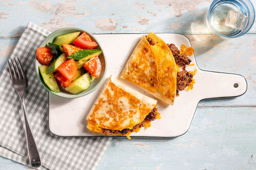 Tortillataschen mit Bio-Rind und Cheddar dazu würziger Tomaten-Gurken-Salat