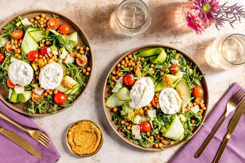 Burrata auf italienischem Salat mit Kichererbsen und rotem Pestodressing