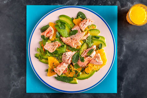 Saftiges MSC-Lachsfilet Low Carb auf Avocado-Orangen-Salat