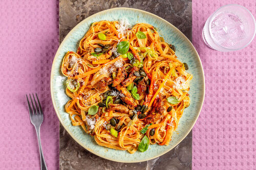 Schnelle Pasta mit Gemüse und Hähnchen mit Tomaten-Oliven-Pesto und Basilikum