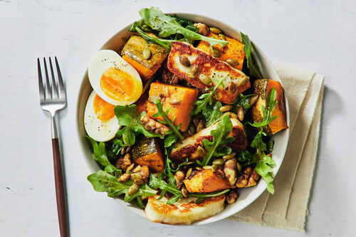 Grillkäse-Kürbis-Salat mit Rucola, Walnüssen und Kürbiskernen