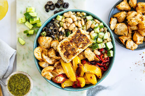 Feta-Gemüse-Bowl griechische Art mit weißen Bohnen und Croûtons