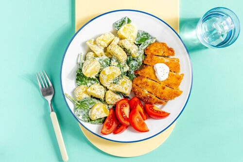 Veggie-Schnitzel mit Kartoffelsalat mit Spinat und Tomaten