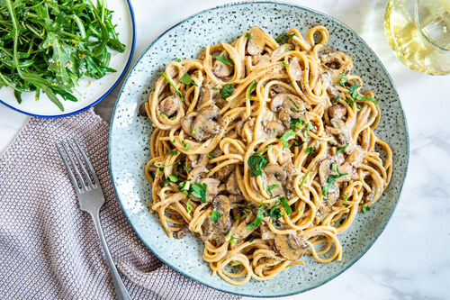 Vollkornpasta mit cremiger Champignon-Sauce mit feinem Rucola-Käse-Salat