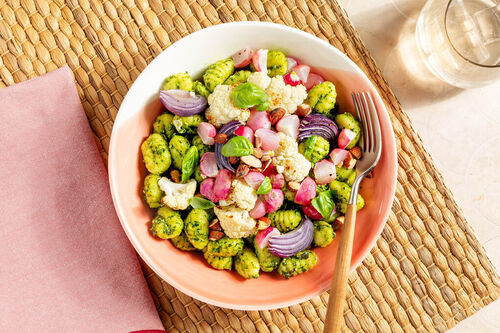 Gnocchi mit Spinat-Kürbiskern-Pesto mit geröstetem Gemüse und Rauchmandeln