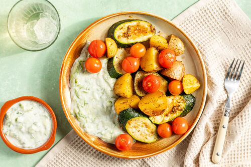 Buntes Ofengemüse griechische Art mit frisch-würzigem Tzatziki