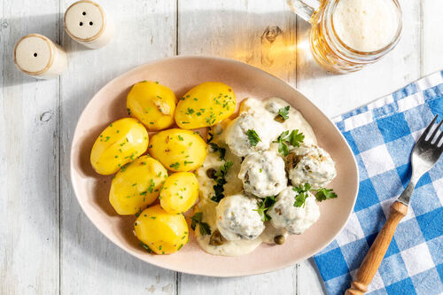 Königsberger Klopse aus Rind mit Salzkartoffeln und Schnittlauch