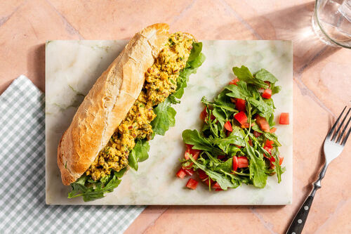 Sandwich mit Kichererbsen-Kapern-Aufstrich dazu würziger Tomaten-Rucola-Salat