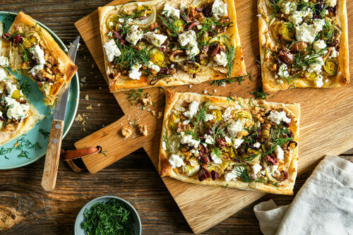 Griechische Blätterteigpizza mit Feta mit Bohnencreme, Fenchel und Walnüssen