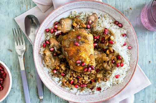 Schmorhuhn persische Art mit Aubergine und Nüssen auf Basmatireis