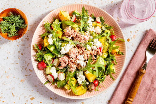 Kartoffel-Thunfisch-Salat mit Feta mit Rucola, Gurke, Radieschen & Dill
