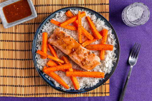 Süßer Soja-Lachs mit gebackenen Karotten und Jasminreis