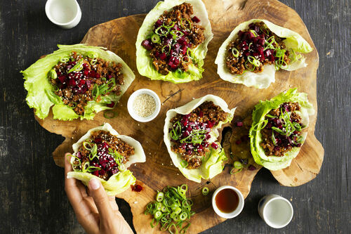 Hackfleisch koreanische Art im Salatblatt mit Roter Bete