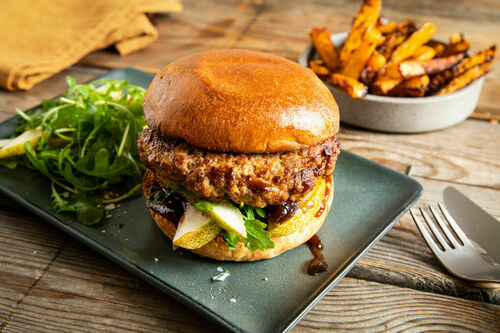 Saftiger Burger mit Rucola und Birne dazu gebackener Knollensellerie