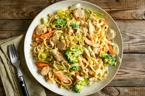 Tagliatelle mit Veggie-Hähnchen in cremiger Sauce mit Brokkoli und Karotte