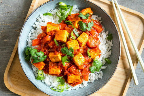 Vietnamesischer Tofu-Tomaten-Topf mit Lauchzwiebeln und Koriander
