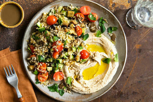 Taboulé mit Aubergine und Tomaten dazu Bohnencreme und Sonnenblumenkerne